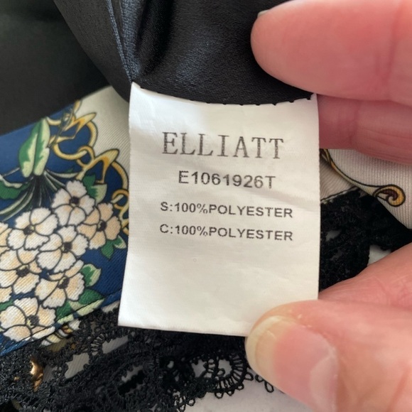 Elliatt Floral Lace Trim Crop Top - Blue and White - Picture 7 of 11